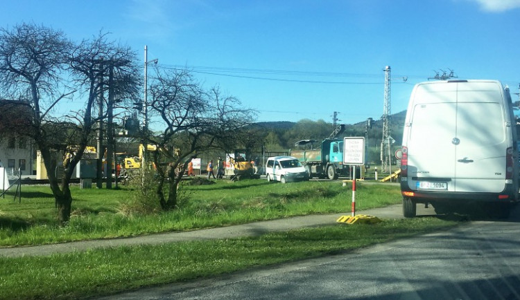 Železniční přejezd v Kaplici Nádraží byl déle než týden kvůli opravě uzavřený.