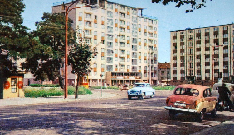 První panelový dům na rohu Lidické a Mánesovy zvaný Experiment s kavárnou v 1. poschodí.