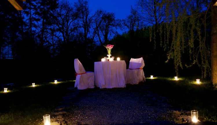 Dvaatřicet svíček vytvořilo v zámeckém parku u Temelína romantickou atmosféru.