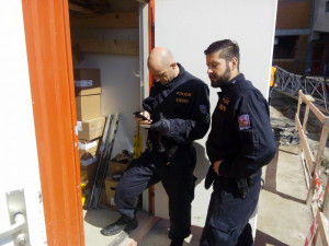 Cizinečtí policisté odhalili na stavbě v Budějcích dvanáct nelegálně pracujících cizinců.