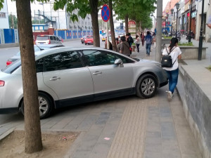 Auta parkují, kde je zrovna místo.