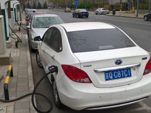 Elektro-stojany na dobíjení aut .