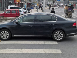 V městském provozu nemají chodci přednost před ostatní dopravou ani na přechodu. Automobilisté si tuto výsadu vynucují tvrdě.