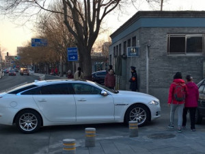 Řidiči auta zaparkují, kde se jim zrovna zachce.