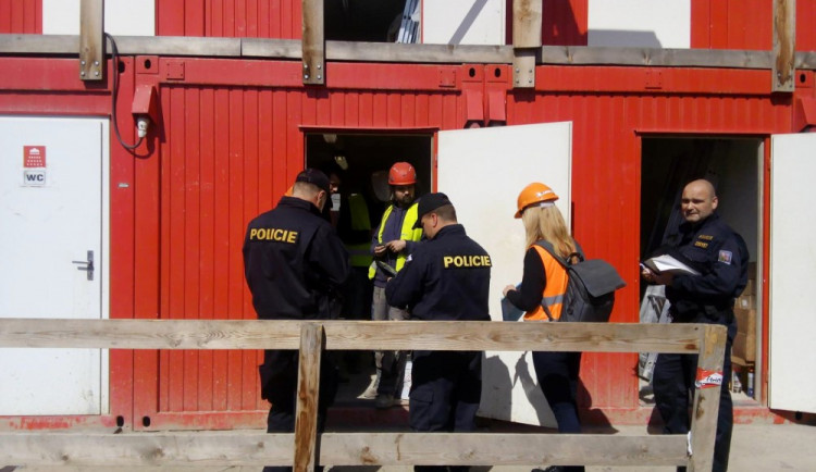 Cizinečtí policisté odhalili na stavbě v Budějcích dvanáct nelegálně pracujících cizinců.
