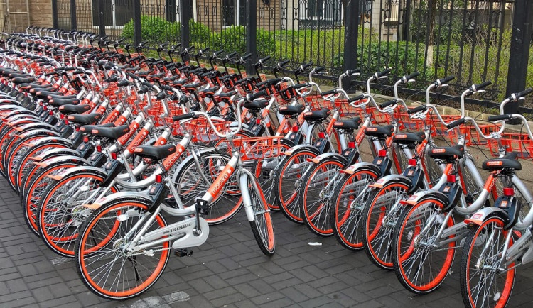 Půjčovny kol zažívají v Pekingu obrovský rozmach.