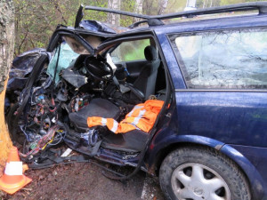 U Vlachova Březí nezvládla řidička řízení a narazila do stromu.