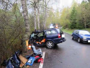 U Vlachova Březí nezvládla řidička řízení a narazila do stromu.