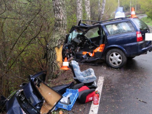 U Vlachova Březí nezvládla řidička řízení a narazila do stromu.