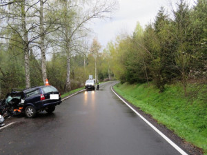 U Vlachova Březí nezvládla řidička řízení a narazila do stromu.