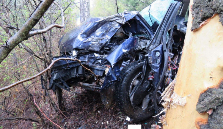 U Vlachova Březí nezvládla řidička řízení a narazila do stromu. Utrpěla těžká zranění.