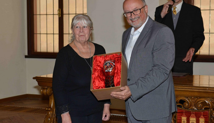 Číši Petra Voka předal  Hance Hosnedlové primátor Čekých Budějovic Jiří Svoboda.