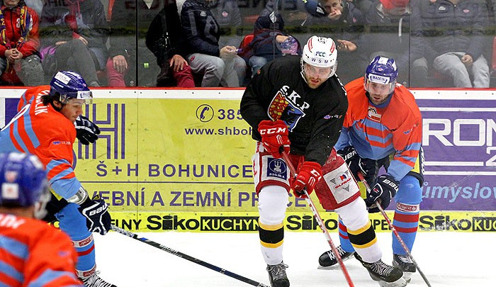 Matouš Venkrbec (v černém dresu).