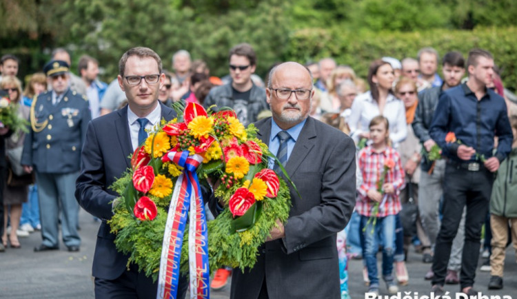 Uctění památky konce druhé světové války na hřbitově svaté Otýlie v Českých Budějovicích. Památku položením věnce uctili také primátor města Jiří Svoboda a jeho náměstek Petr Podhola (vlevo).