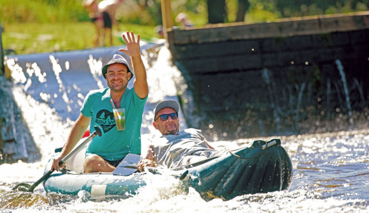 Na Vltavě opět přivítají vodáky originální vratné kelímky. Na čistotě u řeky se mohou sami podílet