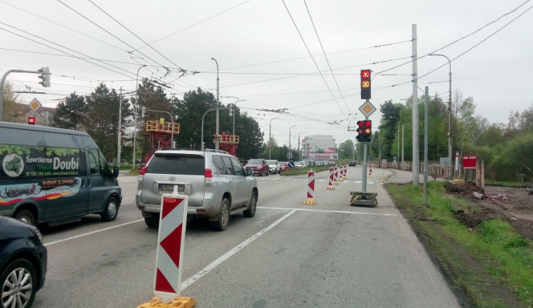 Křižovatka ulic Strakonická a Husova v Českých Budějovicích má nyní méně jízdních pruhů