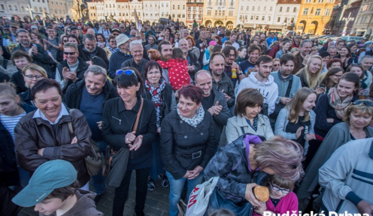 VIDEO: Po celé republice probíhaly demonstrace proti Andreji Babišovi a Miloši Zemanovi
