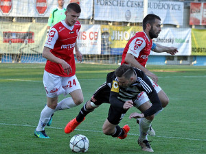 Michal Klesa faulovaný pardubickým kapitánem Petrem Kudrnou, vlevo Richard Čiernik