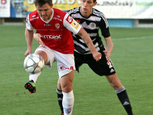 Mladý stoper Dynama Lukáš Havel měl dvě slibné příležitosti. Na snímku za Tomášem Ladrou