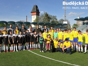 Předzápasovou rozcvičku si užily děti z Bazalky