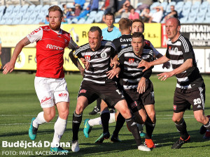 Táborský, Klesa a Kladrubský (zprava) ve vápně Pardubic, vlevo hostující Piroch