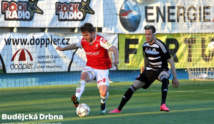 Pardubický Tomáš Ladra nedlouho před koncem utkání bráněný Romanem Wermkem