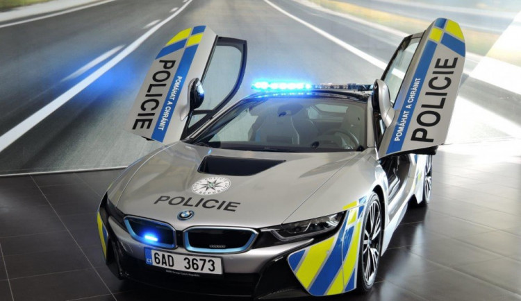 Policie dostala do užívání BMW i8, jezdit bude na jihu Moravy