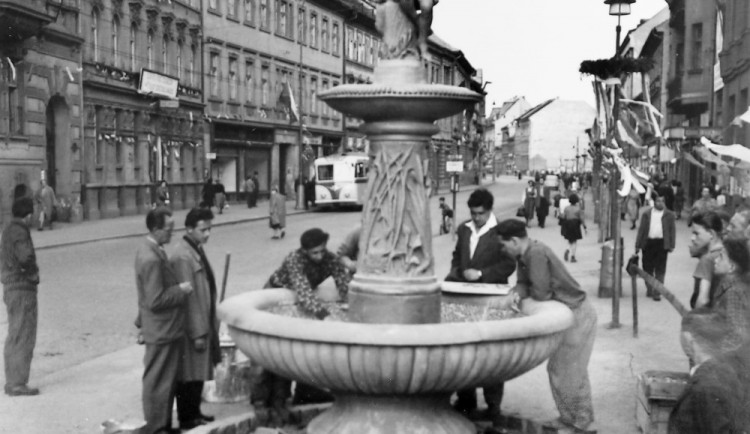 Dokončování stavby kašny na Lannovce v roce 1955 poblíž kina Jas.