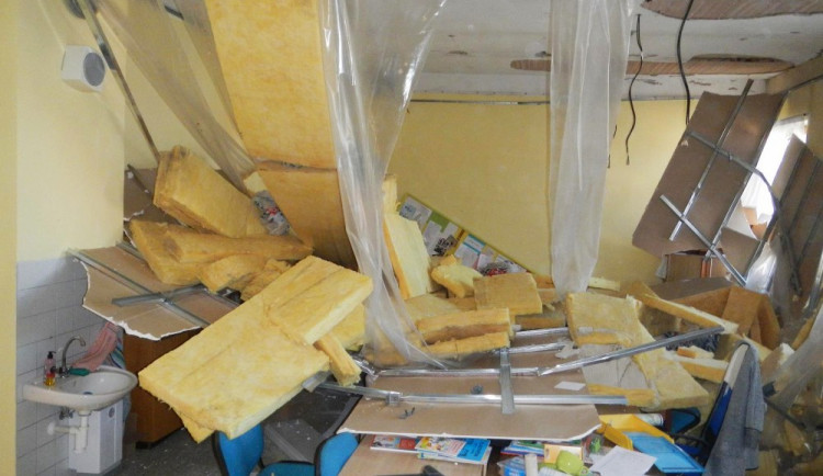 Ve sborovně školy v Týně nad Vltavou se zřítil strop.