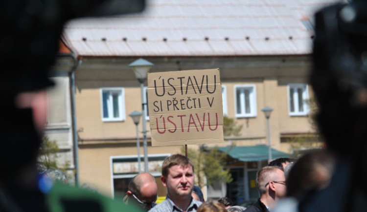 Jeden z protestujících proti Miloši Zemanovi v Doksech.