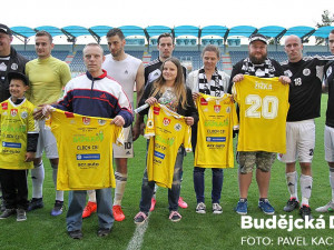 Derby bylo věnováno Bazalce. Po závěrečném hvizdu hráči věnovali hrané dresy fanouškům, kteří si je už před výkopem zakoupili