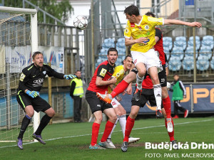 O vedoucí branku Dynama se po rohu Benáta postaral Lukáš Havel