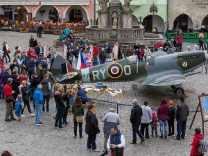 FOTO: 72. výročí konce války v Českém Krumlově se neslo ve znamení letounu a praporu