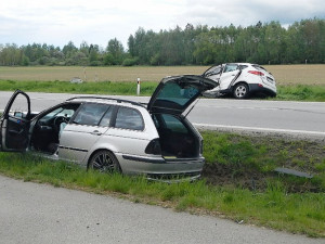 Srážka dvou aut v Jindřichově Hradci.