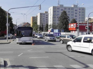 Šest lidí se zranilo v autobuse, jehož řidič se snažil prudkým zabržděním zabránit střetu s osobním autem, které mu nedalo přednost na křižovatce ulic Mánesova a Lidická v Českých Budějovicích.