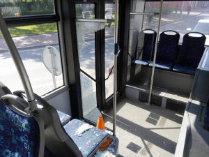 Šest lidí se zranilo v autobuse, jehož řidič se snažil prudkým zabržděním zabránit střetu s osobním autem, které mu nedalo přednost na křižovatce ulic Mánesova a Lidická v Českých Budějovicích.