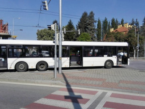 Šest lidí se zranilo v autobuse, jehož řidič se snažil prudkým zabržděním zabránit střetu s osobním autem, které mu nedalo přednost na křižovatce ulic Mánesova a Lidická v Českých Budějovicích.