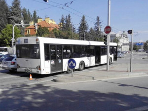 Šest lidí se zranilo v autobuse, jehož řidič se snažil prudkým zabržděním zabránit střetu s osobním autem, které mu nedalo přednost na křižovatce ulic Mánesova a Lidická v Českých Budějovicích.