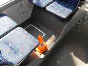 Šest lidí se zranilo v autobuse, jehož řidič se snažil prudkým zabržděním zabránit střetu s osobním autem, které mu nedalo přednost na křižovatce ulic Mánesova a Lidická v Českých Budějovicích.