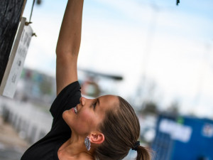 Kilovník před nákupním centrem Géčko v Českých Budějovicích.