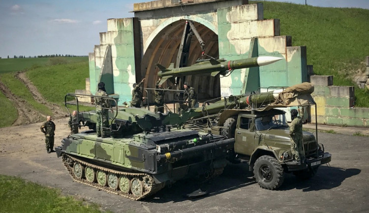 Komise hodnotila také činnost vojáků při nabíjení protiletadlového raketového komplexu 2K12 KUB.