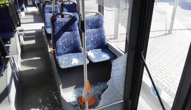 Šest lidí se zranilo v autobuse, jehož řidič se snažil prudkým zabržděním zabránit střetu s osobním autem, které mu nedalo přednost na křižovatce ulic Mánesova a Lidická v Českých Budějovicích.