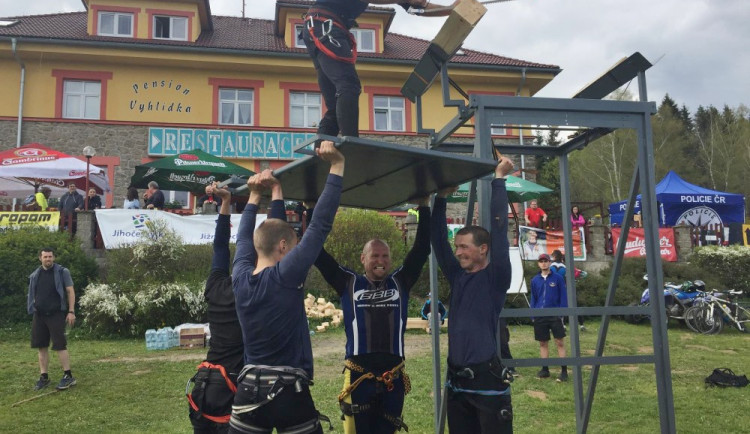 Disciplína zvaná „pila" dala aktérům závodu zásahových jednotek Šumaman 2017 pěkně zabrat.