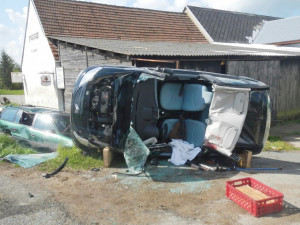 V Křižanově se srazila dvě osobní auta, pro zraněného řidiče přiletěl vrtulník