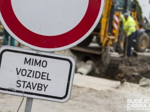 DOPRAVNÍ INFO: V Křemži spadla opěrná zeď, silnice je uzavřena