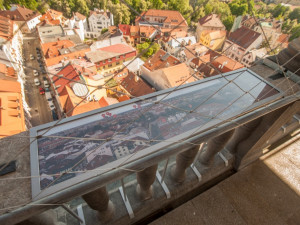 Černá věž se pochlubí zrestaurovaným a opraveným ochozem.