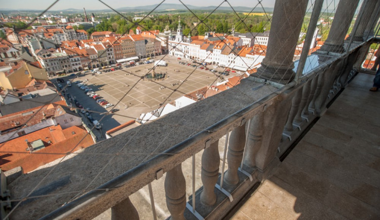 Černá věž se pochlubí zrestaurovaným a opraveným ochozem.