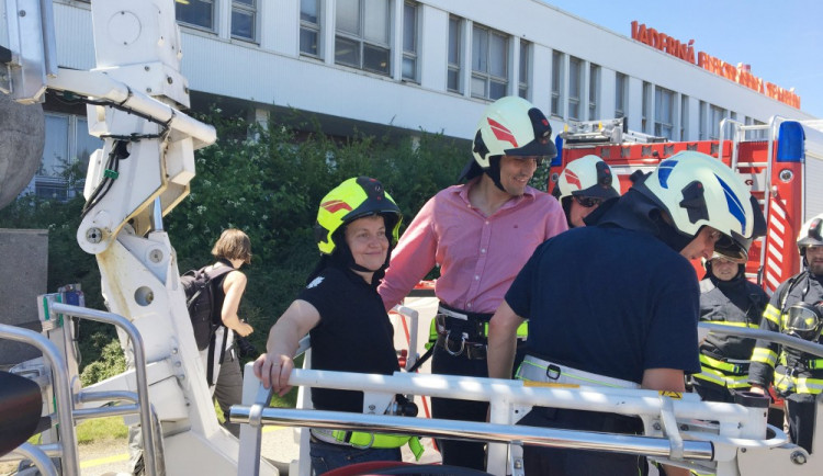 Evakuační rukáv si vyzkoušela i předsedkyně jaderného dozoru Dana Drábová a temelínský ředitel Bohdan Zronek