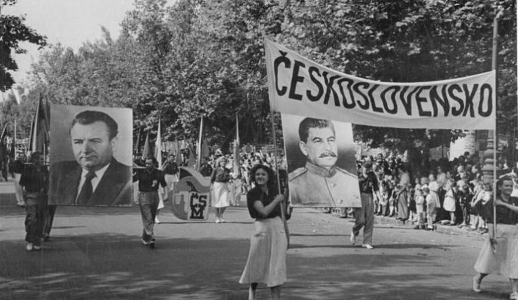 Na portrétech Klement Gottwald a Josif Vissarionovič Stalin.