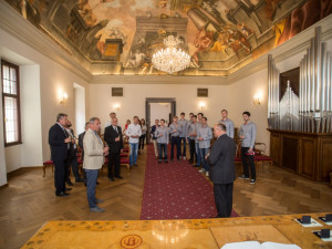 Primátor Jiří Svoboda promlouvá k volejbalistům Jihostroje.